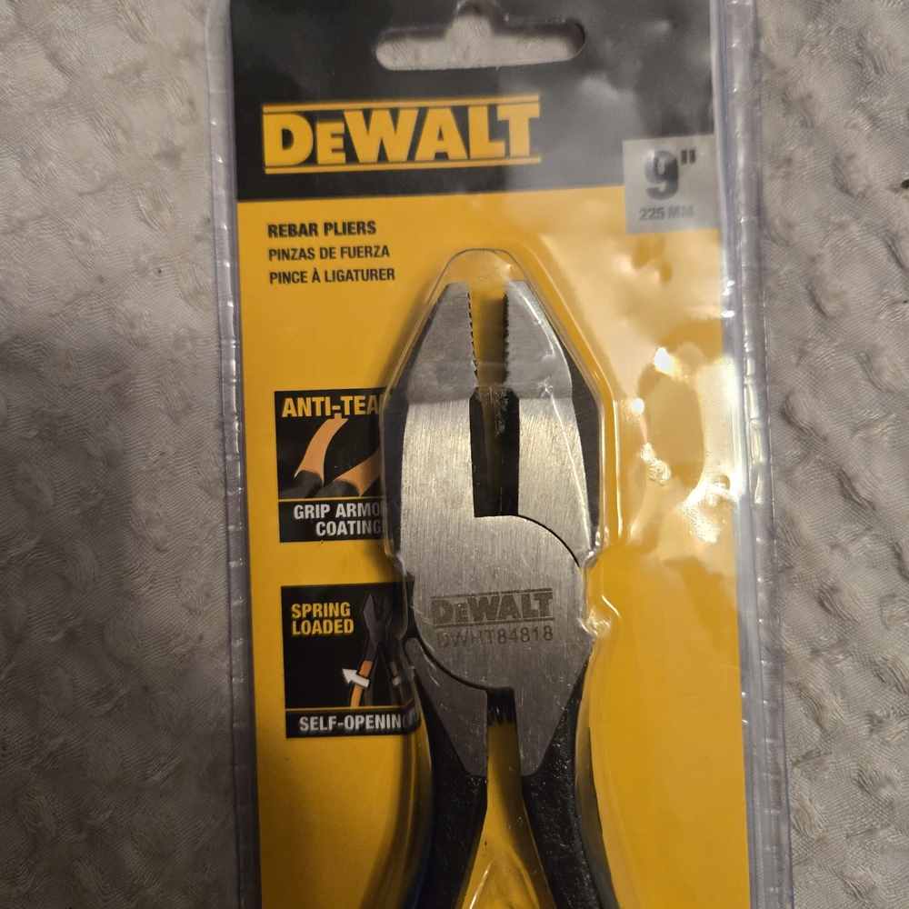 DEWALT 9" Yellow Handle Combination Pliers - Picture 2 of 3